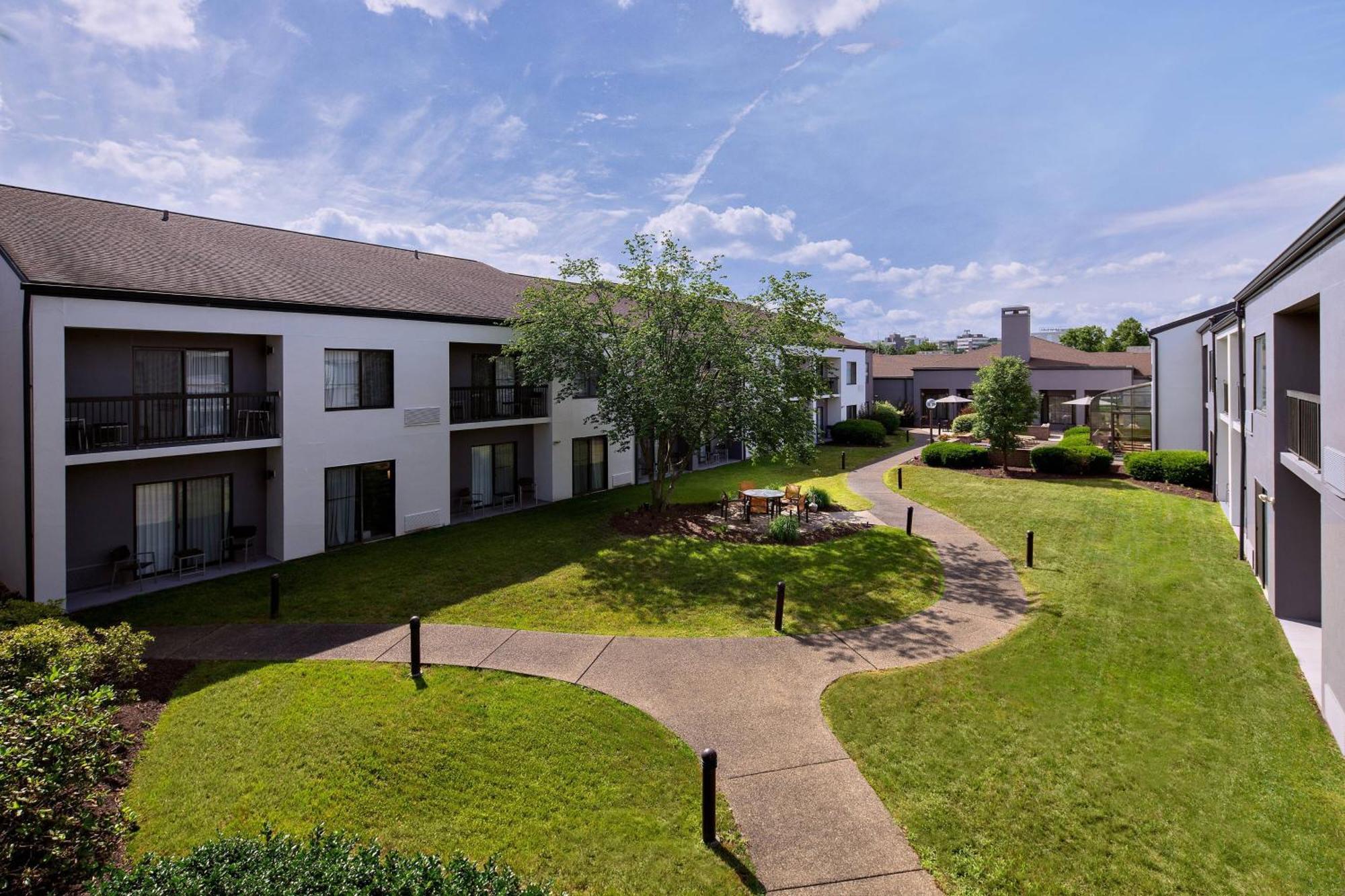 Courtyard By Marriott Pittsburgh Airport Hotel Coraopolis Exterior photo