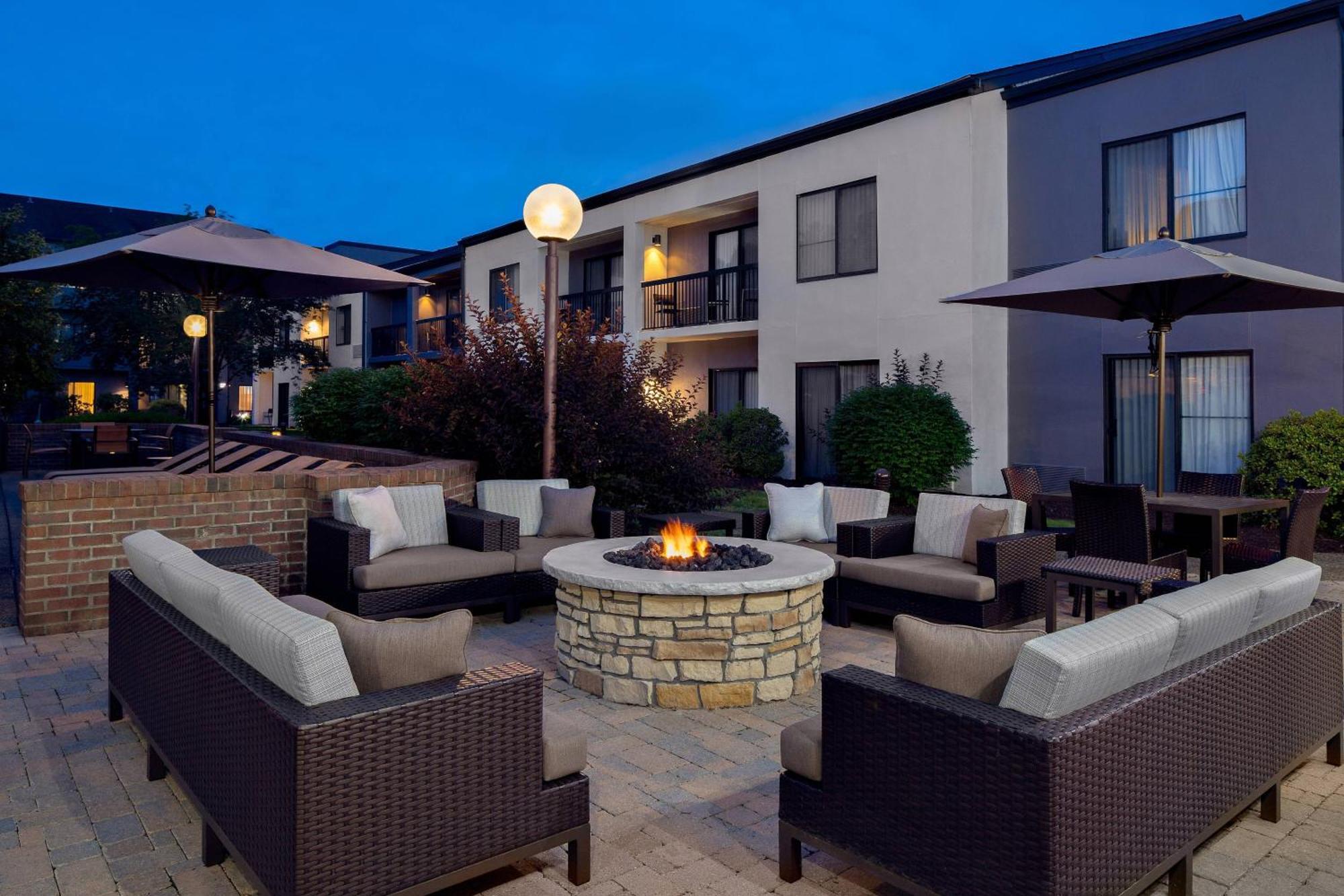 Courtyard By Marriott Pittsburgh Airport Hotel Coraopolis Exterior photo