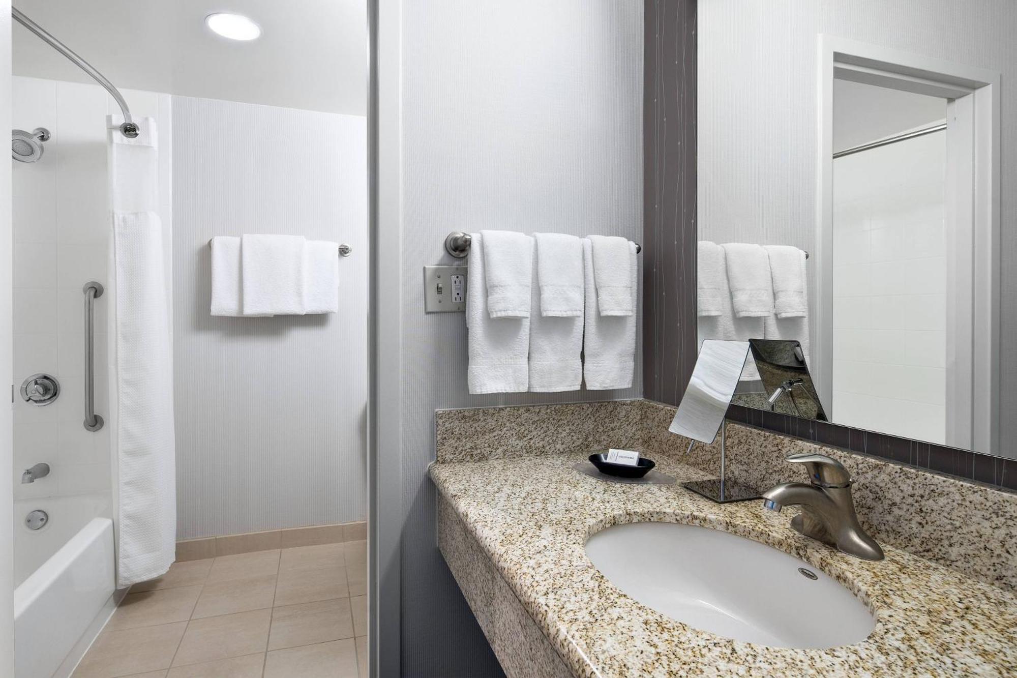 Courtyard By Marriott Pittsburgh Airport Hotel Coraopolis Exterior photo