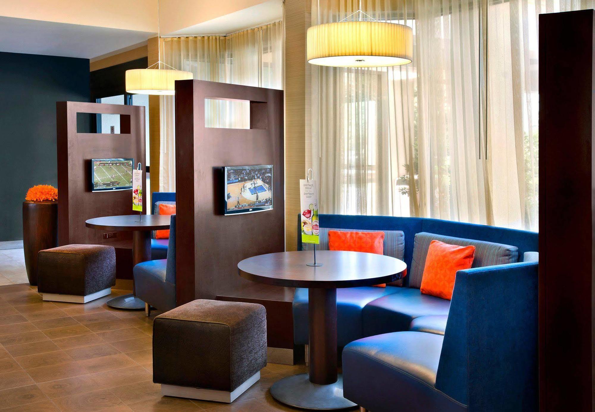 Courtyard By Marriott Pittsburgh Airport Hotel Coraopolis Exterior photo